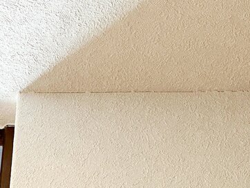 選んだのが白で助かった。壁紙のひび割れで、点検時にハウスメーカーから言われたこと