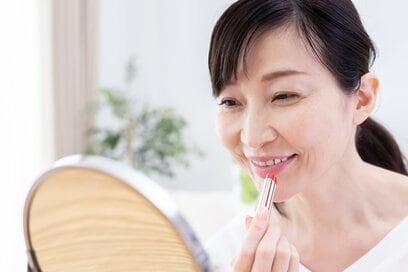 50代“梅干し化”した唇の時間を巻き戻すリップメイク。「ふっくら」仕上げるコツ