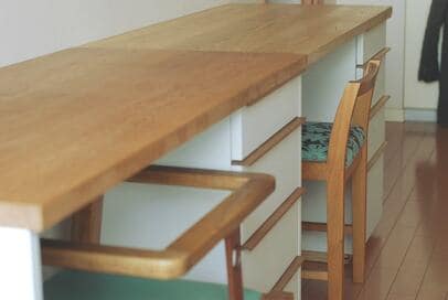 学習机、子どもが長く使えるものを選ぶには？家具の専門家が娘の成長で感じたこと