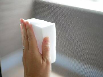 網戸掃除は100円のメラミンスポンジにお任せ。労せずピカピカ、空気がきれいに