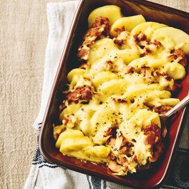 豚こま肉は下味冷凍が賢い。凍ったままつくる「豚肉とジャガイモのチーズ焼き」レシピ