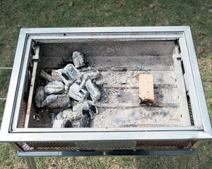 炭を片側に寄せてスモークウッドを置いて