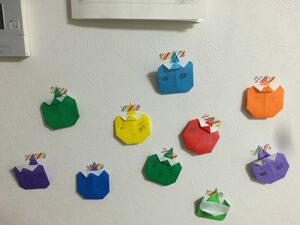 おもちゃも立派なイベントの装飾に。子どもの折り紙作品を壁にはったり、レゴで子どもとお飾りをつくったりもします!