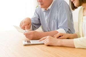 いくつになっても経済的援助を続けるのは、親の甘さが原因