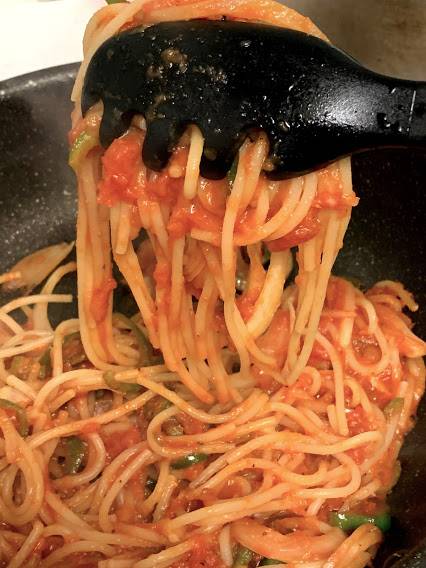トングにパスタ