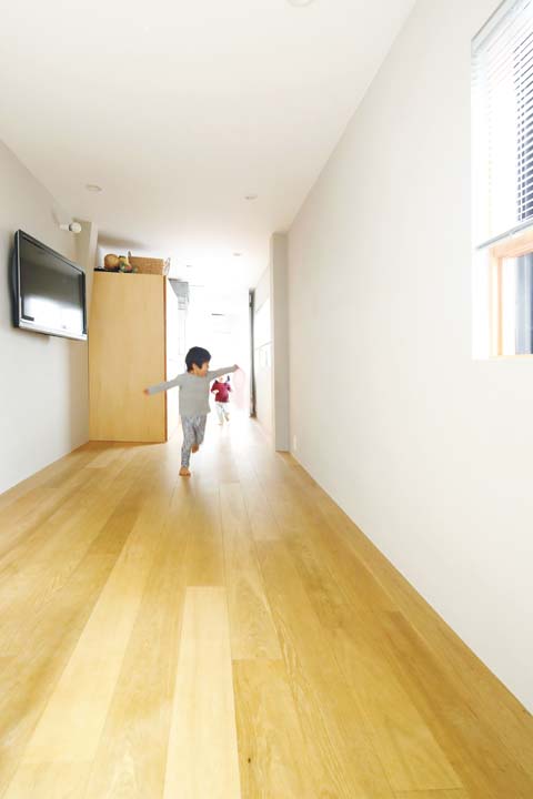 可動式の家具で緩く間仕切りしているリビング兼ファミリールーム