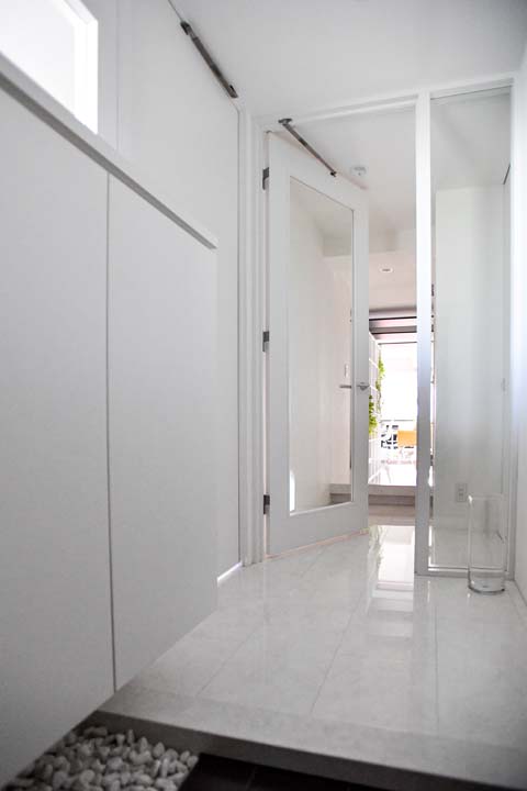 玉砂利を敷いたすがすがしい玄関