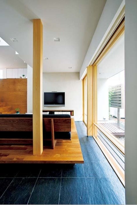 玄昌石貼りのリビングの床