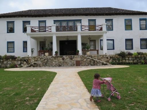 建物の前にベビーカーを押す子ども