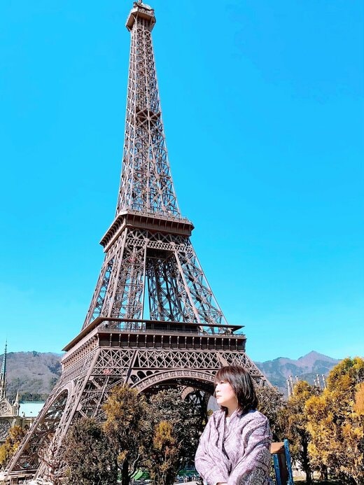 東武ワールドスクウェアのエッフェル塔の下で佇むやすこーんさん。
