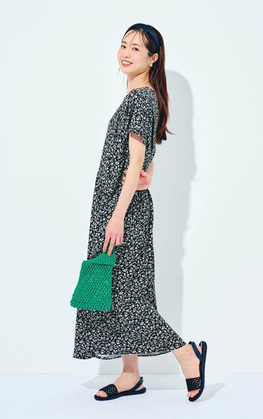 小花柄のワンピースを着る女性