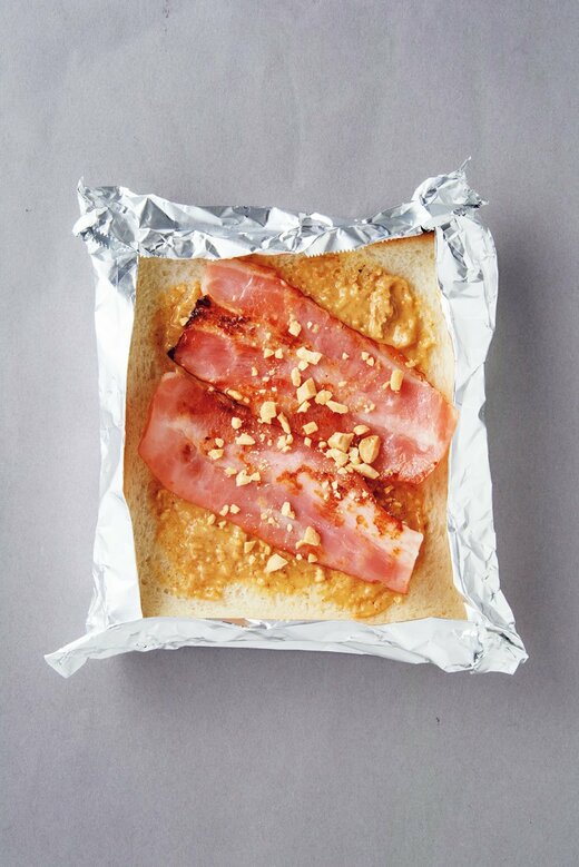 焼く前のベーコンナッツトースト