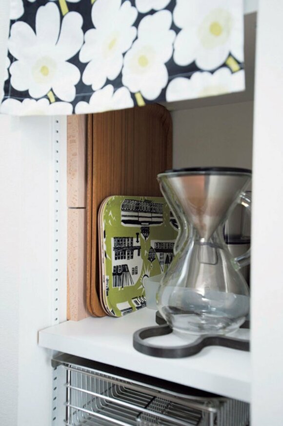 トレーを隙間に立てる