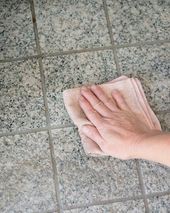 濡れたボロ布で水ぶきをする