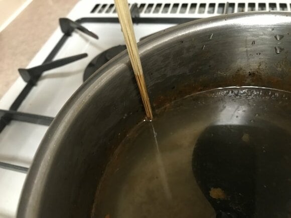 重曹大匙3杯と水を入れます