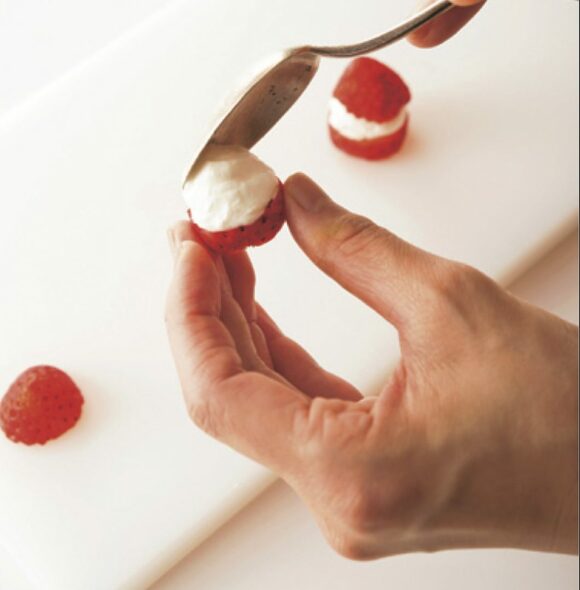 クリーム部分に温めたチョコペンで顔を描く