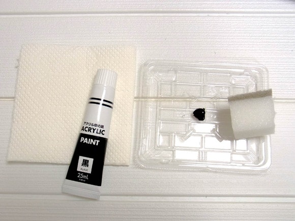 小さくカットしたスポンジに絵の具を少量つけ、キッチンタオルで余分な絵の具を落とします