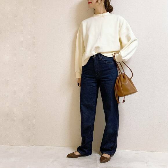 カーブジーンズと合わせてシンプルカジュアルコーデ