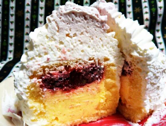 スポンジの中にババロアやイチゴ