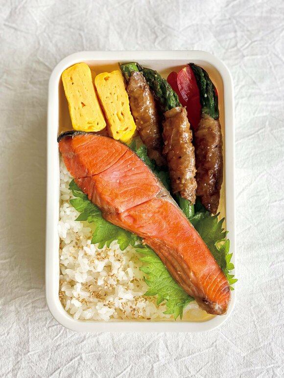 アスパラ肉巻き鮭弁当