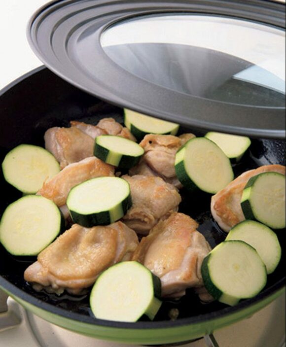 ズッキーニを加えたら再度フタをして加熱。