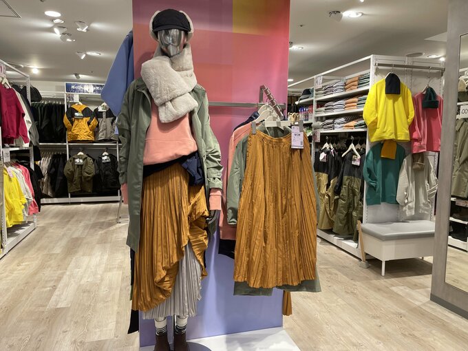 撥水ランダムプリーツスカートを使ったコーディネートの一例