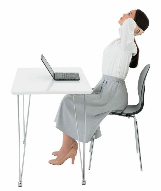 座りながらそる腹筋