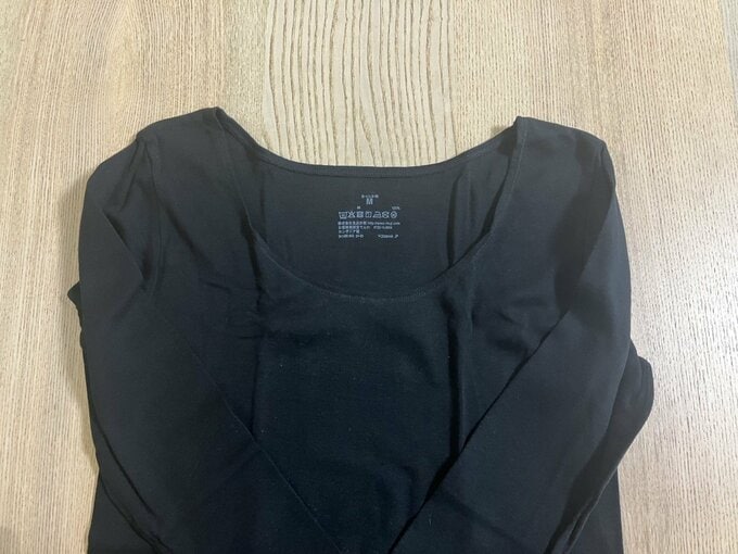 無印のあったかインナーを机の上にのせた画像