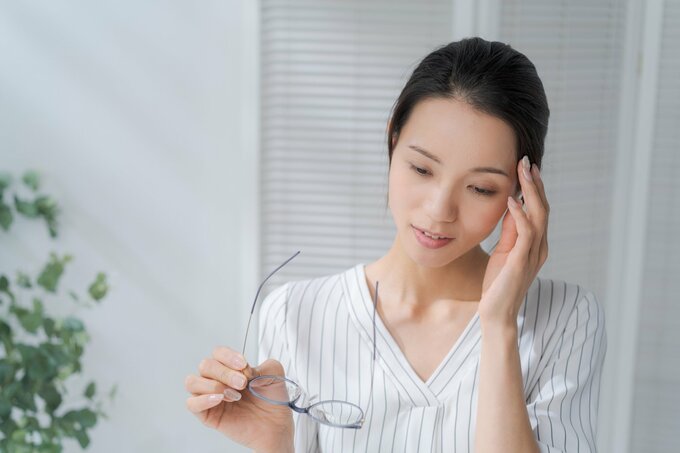 頭痛がする女性