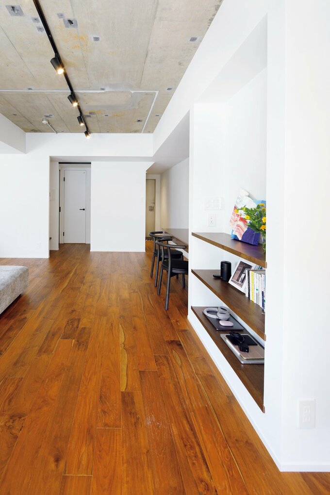 チーク材で仕上げたLDKの床