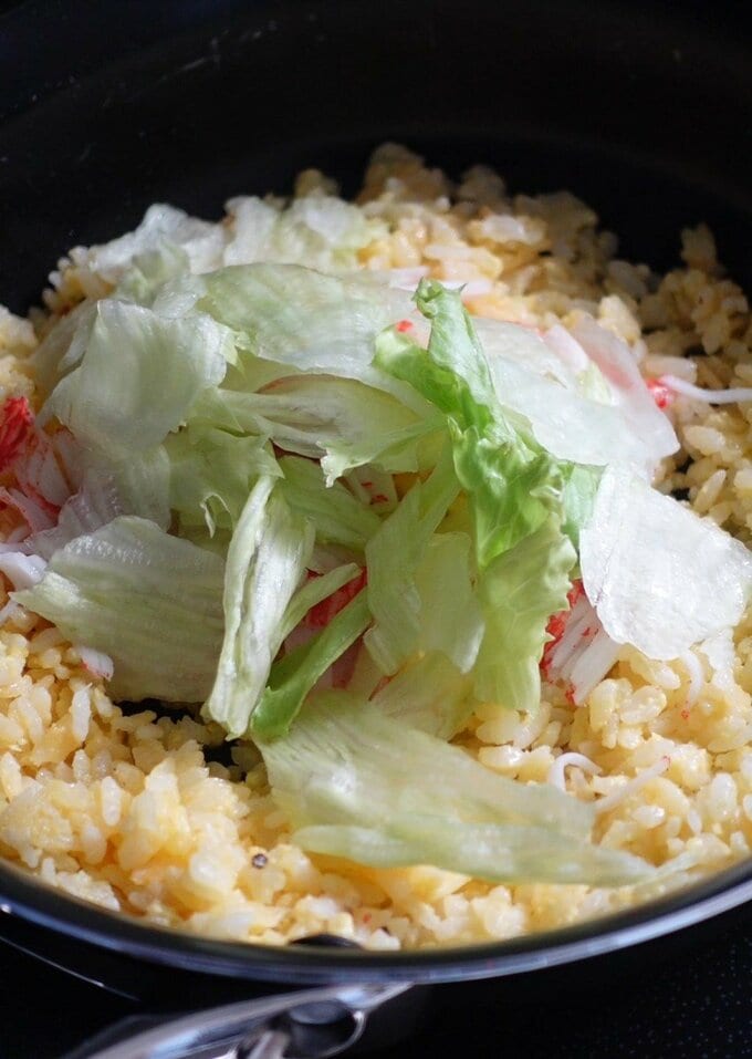 レタスを加えて炒める。