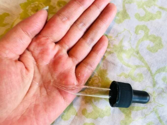 手のひらにプラセンタ美容液