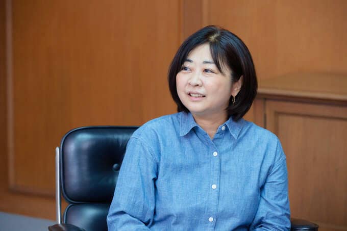 インタビューに答える女性