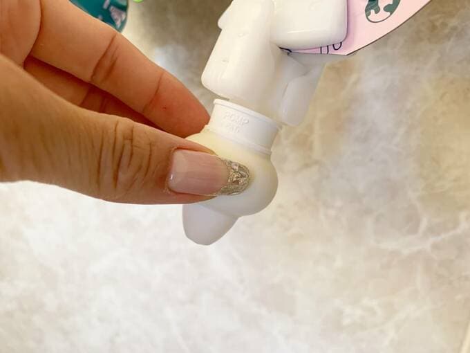 ポンプの部分をつまむ