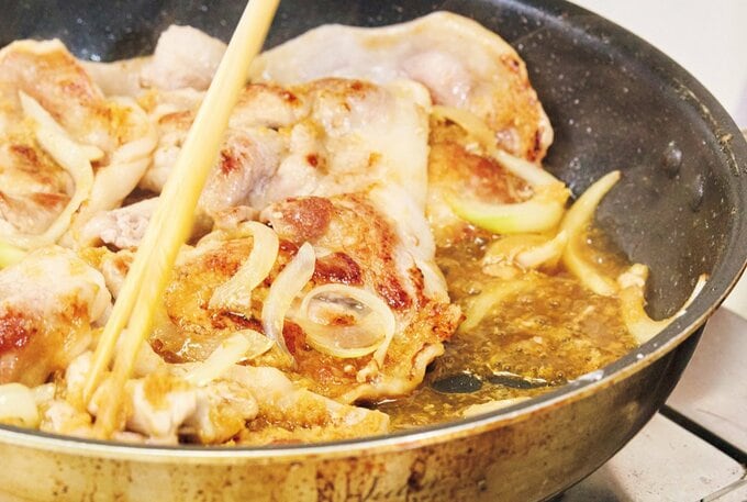 豚肉と玉ねぎを炒める様子