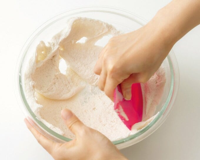 スケッパーで米粉パンをまとめる工程