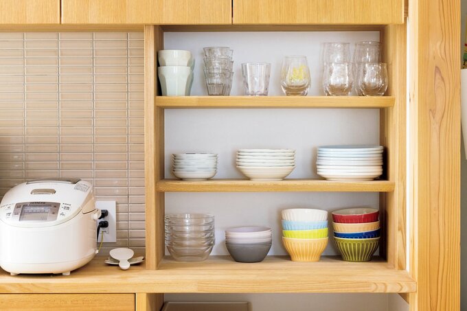 窓のないオープン収納に整理された食器類