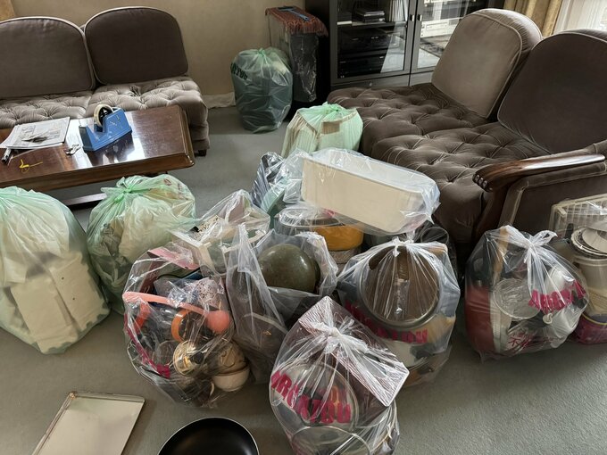 鍋やフライパン、食器類