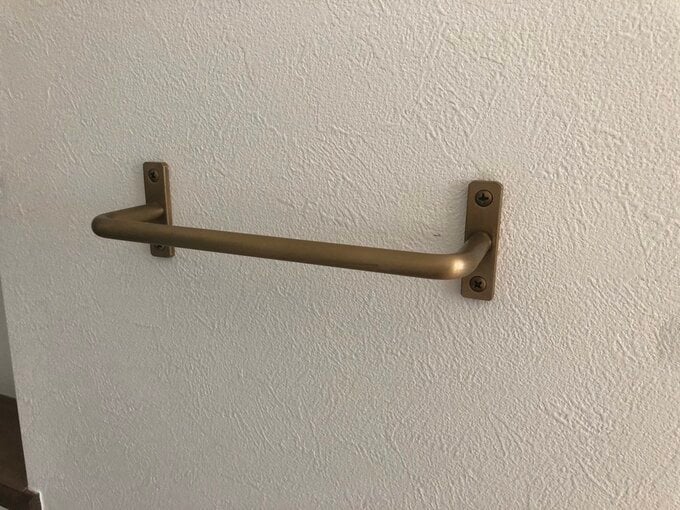 アンティークゴールドのタオルハンガー