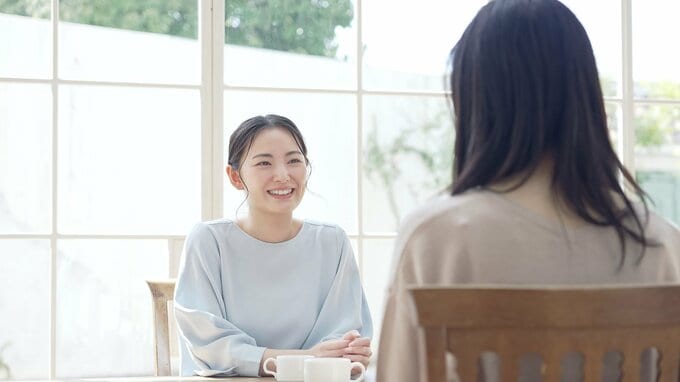 会話する女性