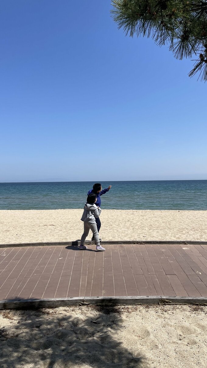 海辺を歩く子ども