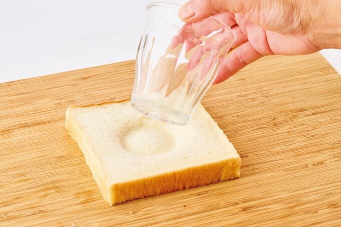 パンにくぼみをつける