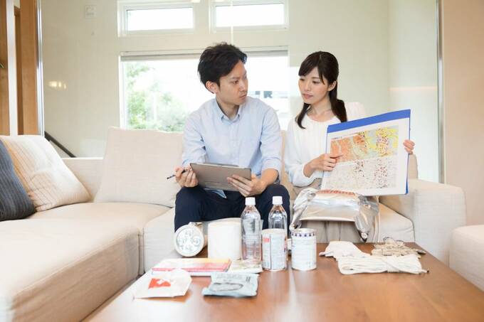 夫婦で地図を確認する様子