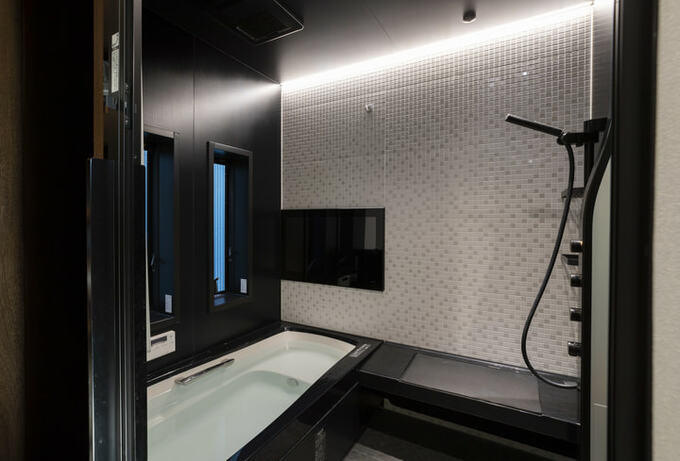 モノトーンの落ち着いた色の浴室