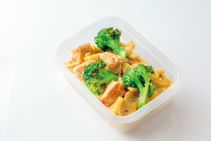 タッパーに入った鶏と野菜のさっぱり塩麹炒め