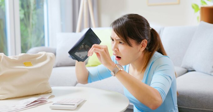 財布を見て絶望してる人