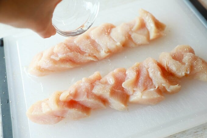 鶏胸肉に酒をふる