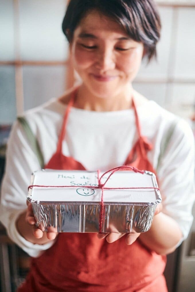 ローフパンを持つ志麻さん