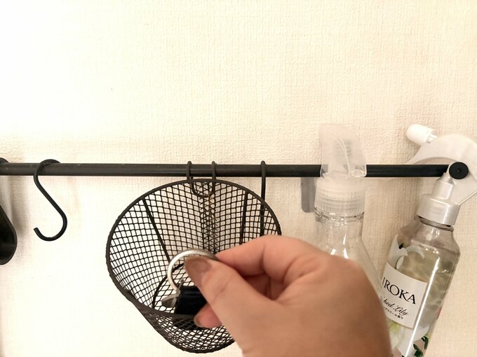 カギをカゴに入れている様子