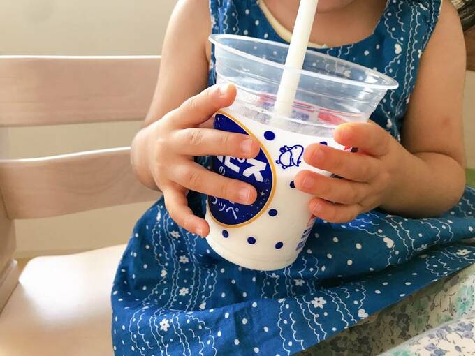 カルピスフラッペを飲む様子